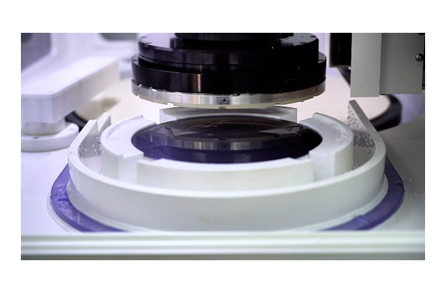 Загрузчик пластины в рабочую голову 